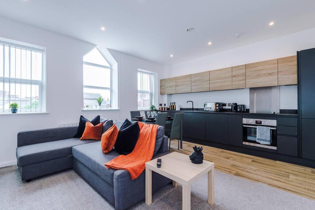 Stunning 2-Bedroom Apartment In Bolton Exteriör bild