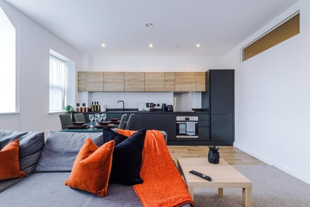 Stunning 2-Bedroom Apartment In Bolton Exteriör bild