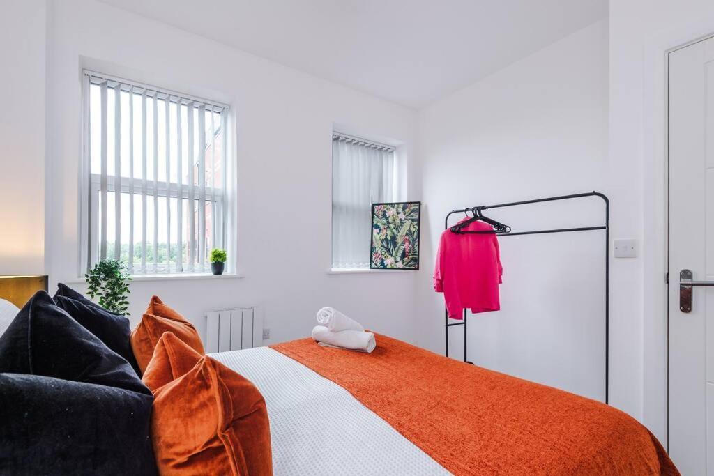 Stunning 2-Bedroom Apartment In Bolton Exteriör bild