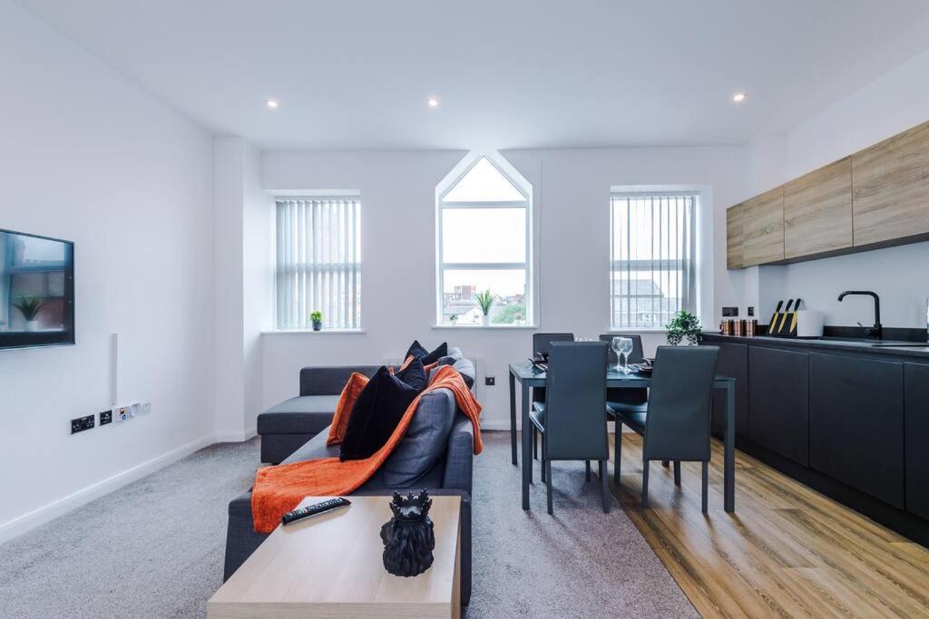 Stunning 2-Bedroom Apartment In Bolton Exteriör bild